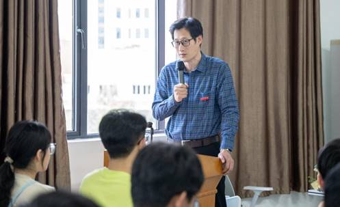 一群人看着窗户外AI 生成的内容可能不正确。